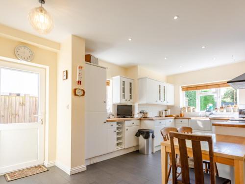 Pass The Keys Elegant 5-bed Detached Home With Spacious Garden