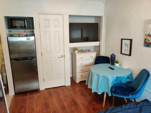 Apartamento Comfortable Bachelor Suite Steps From Downtown