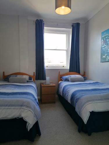 Sunrise View - Beachfront Apartment, Weymouth