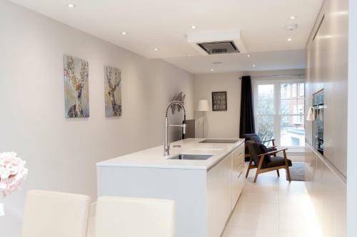 Stunning Central Windsor Town House With Parking