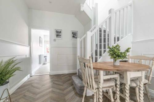 Charming Cottage In Windsor - Walk To Castle &shops!