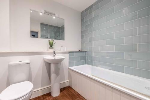 Cosy Central Windsor Apartment & Free Parking!