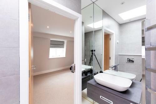 Immaculate Central Windsor Town House With Parking