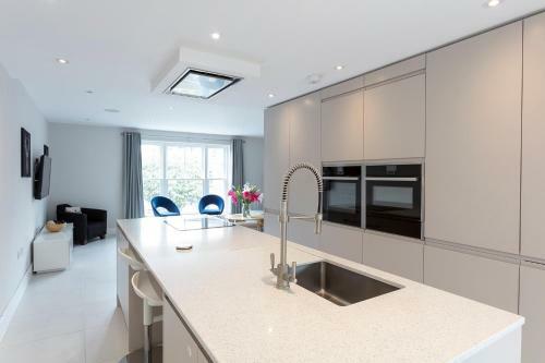 Immaculate Central Windsor Town House With Parking