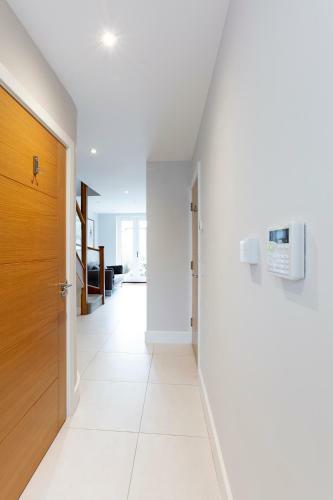 Immaculate Central Windsor Town House With Parking