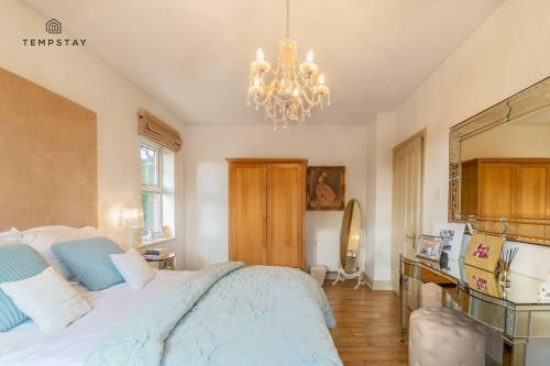 Luxury Home - Central Windsor, Gated Parking