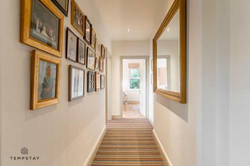 Luxury Home - Central Windsor, Gated Parking