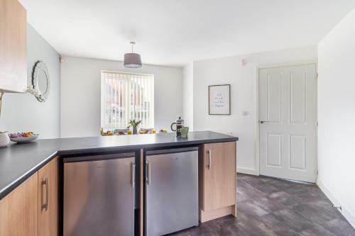 Liberty House - Perfect For Contractors - 2 Off-road Parking Spaces