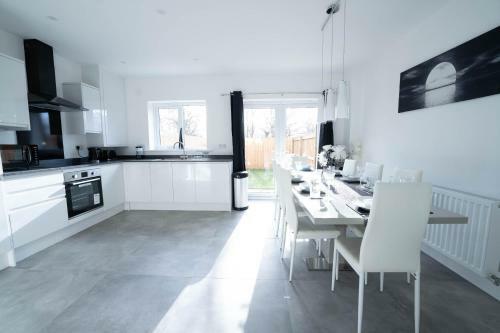 Entire Modern Home With Private Parking For 6/8 Persons