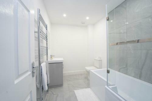 Entire Modern Home With Private Parking For 6/8 Persons