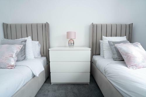 Entire Modern Home With Private Parking For 6/8 Persons