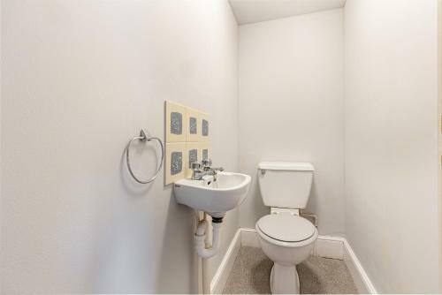 Modern 2 Bedroom Apartment With Free Parking!
