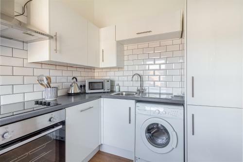Modern 2 Bedroom Apartment With Free Parking!