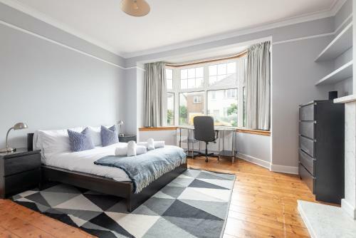 Spacious 4 Bedroom House - 5 Mins From Town Centre