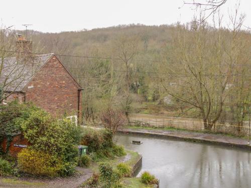 Tub Boat Cottage