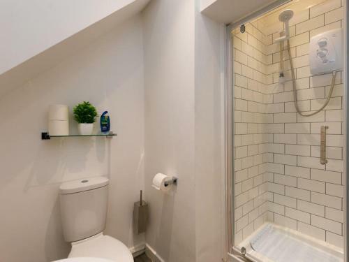 Immaculate Serviced Apartment With Parking!