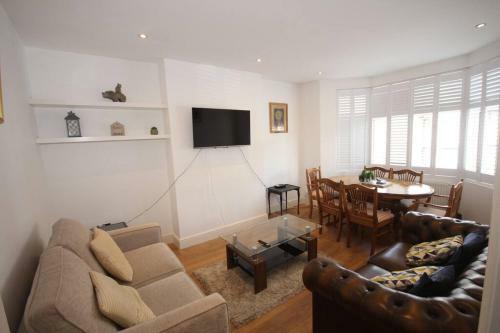 Harrow Place- Stylish Two Bedroom Apartment.