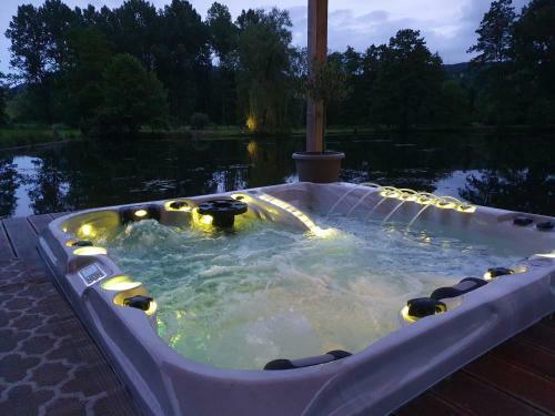 Les �tangs Du Thioux Bed & Breakfast