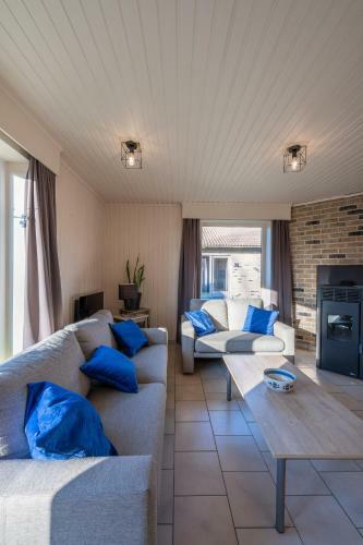 Bungalow Blue 6 Persons