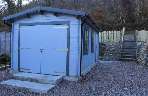 Arivonie Lochside Cottage
