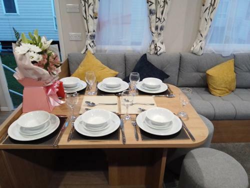 3 Bed ,sleeps 8 Caravan California Cliffs Holiday Park