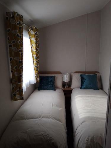 3 Bed ,sleeps 8 Caravan California Cliffs Holiday Park