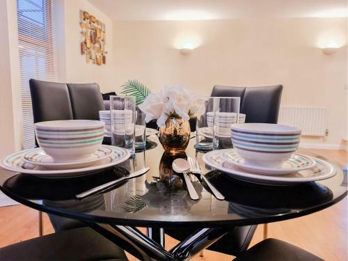 Lovely 2-bedroom Penthouse Apartment- Free Parking