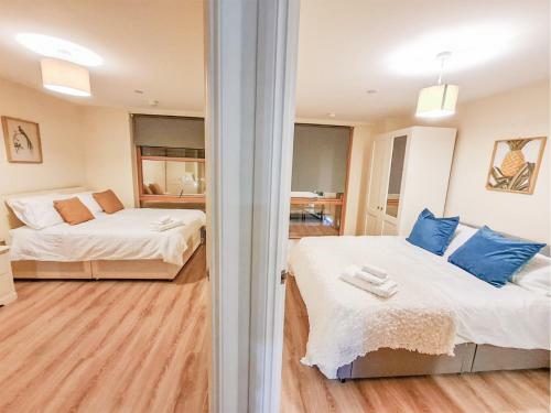 Lovely 2-bedroom Penthouse Apartment- Free Parking