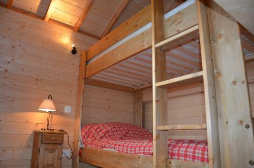 Cabane Perch�e De L'or�e Des Bornes