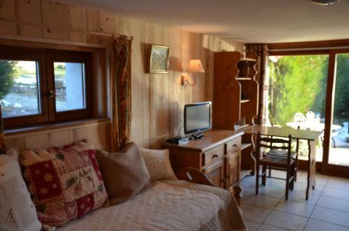 Hostal Chambres D'h�tes Et Yourte L'or�e Des Bornes