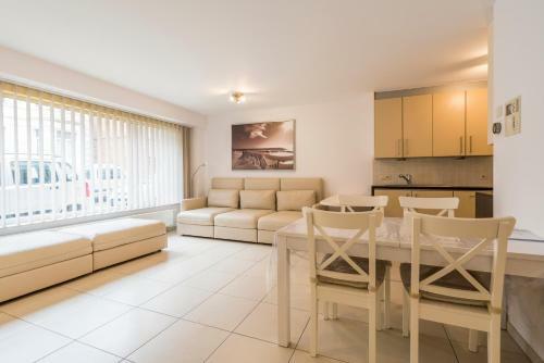 Spacious Apartment - Ground Floor Near Ostend Beach