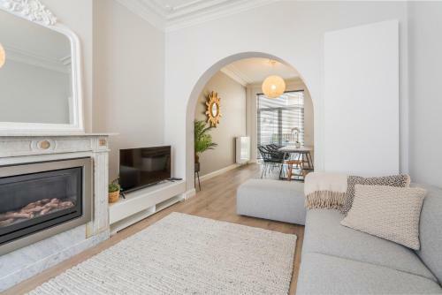 Luxurious, Updated, Warm & Stunning Home +terraces