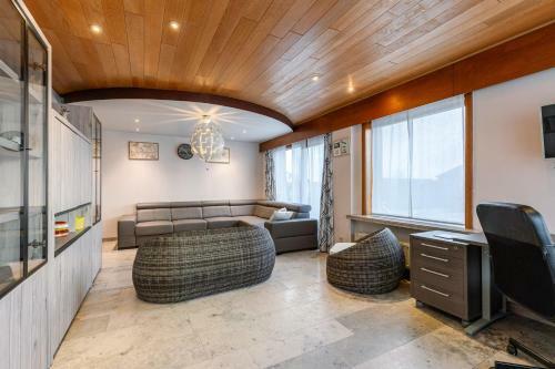 Spacious Villa Near The Beach