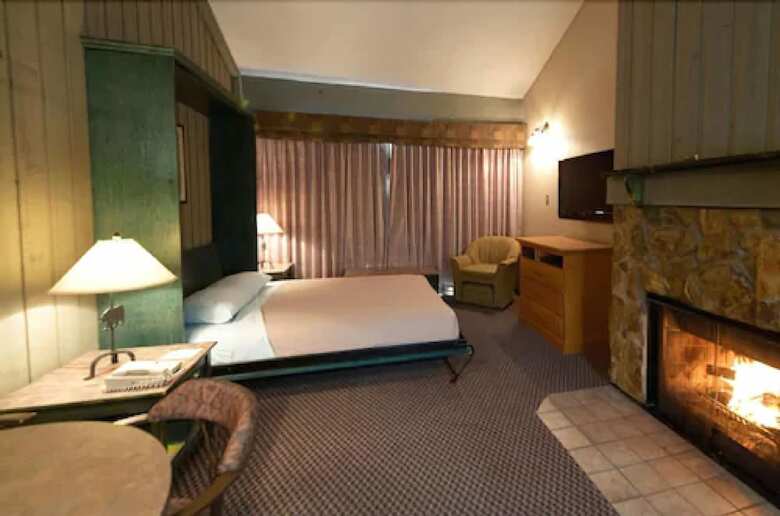 Hotel Douglas Fir Resort And Chalets