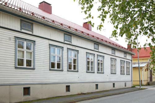 Idyllic Central Wooden House Apartment
