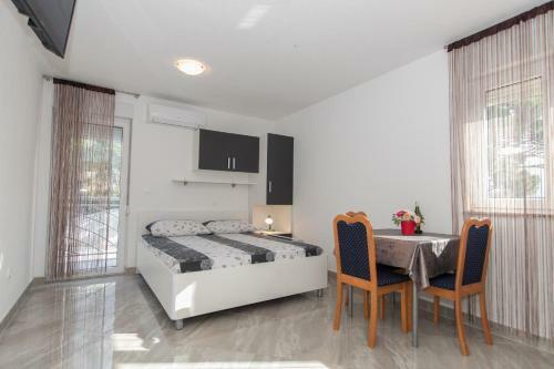 Studio Apartments Zloic In Krvavica