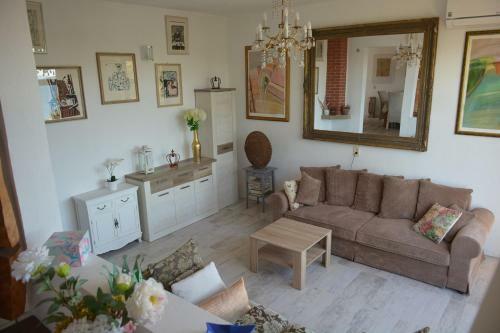 Apartman Sa 3 Spavace Sobe U Kucistu