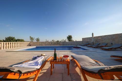 Poolincluded - Villa Hilltop Haven