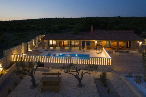 Poolincluded - Villa Hilltop Haven