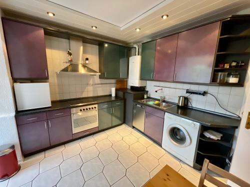 Purple Kitchen Apartment Mit Gro�er Wohnk�che