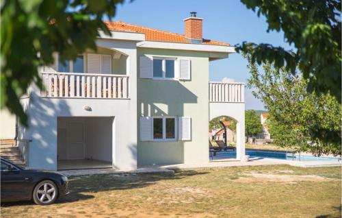 Awesome Home In Lovrec With 5 Bedrooms