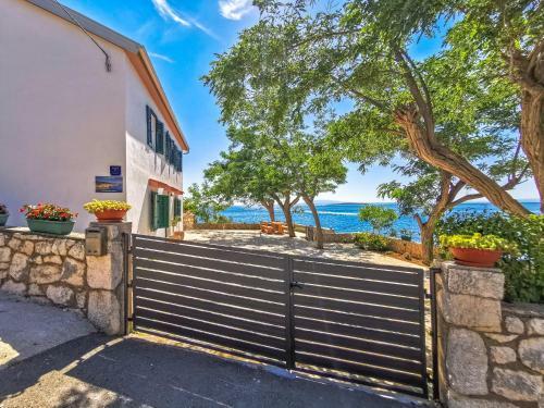 Holiday House "figurica" Lun