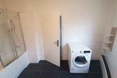 Cozy 4 Room Apartment In B�desheim