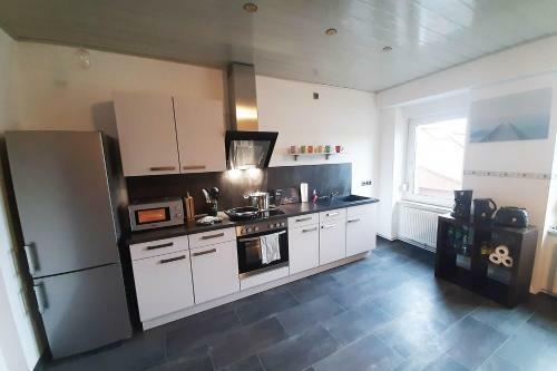 Cozy 4 Room Apartment In B�desheim