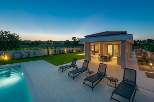 Villa Rhea, Mar?ana