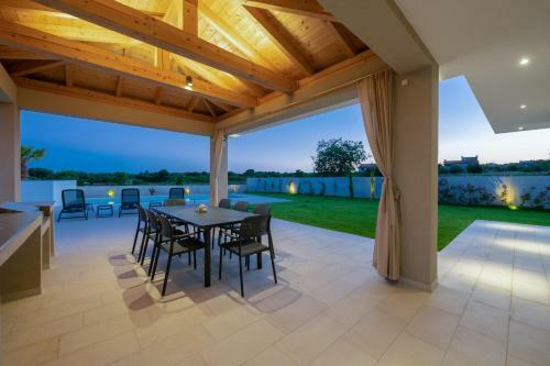 Villa Rhea, Mar?ana