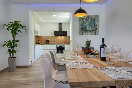 New Luxury Villa With Heated Pool