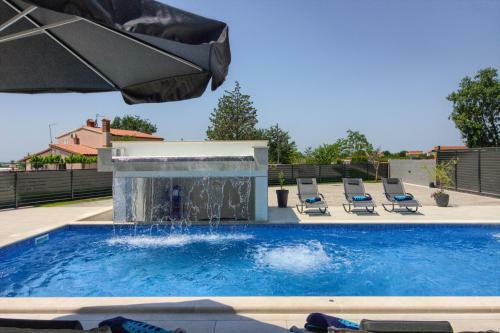 New Luxury Villa With Heated Pool
