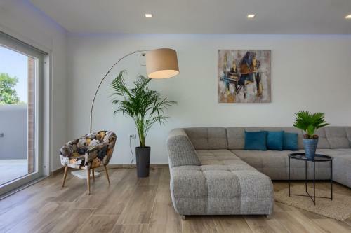 New Luxury Villa With Heated Pool