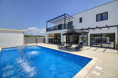 New Luxury Villa With Heated Pool